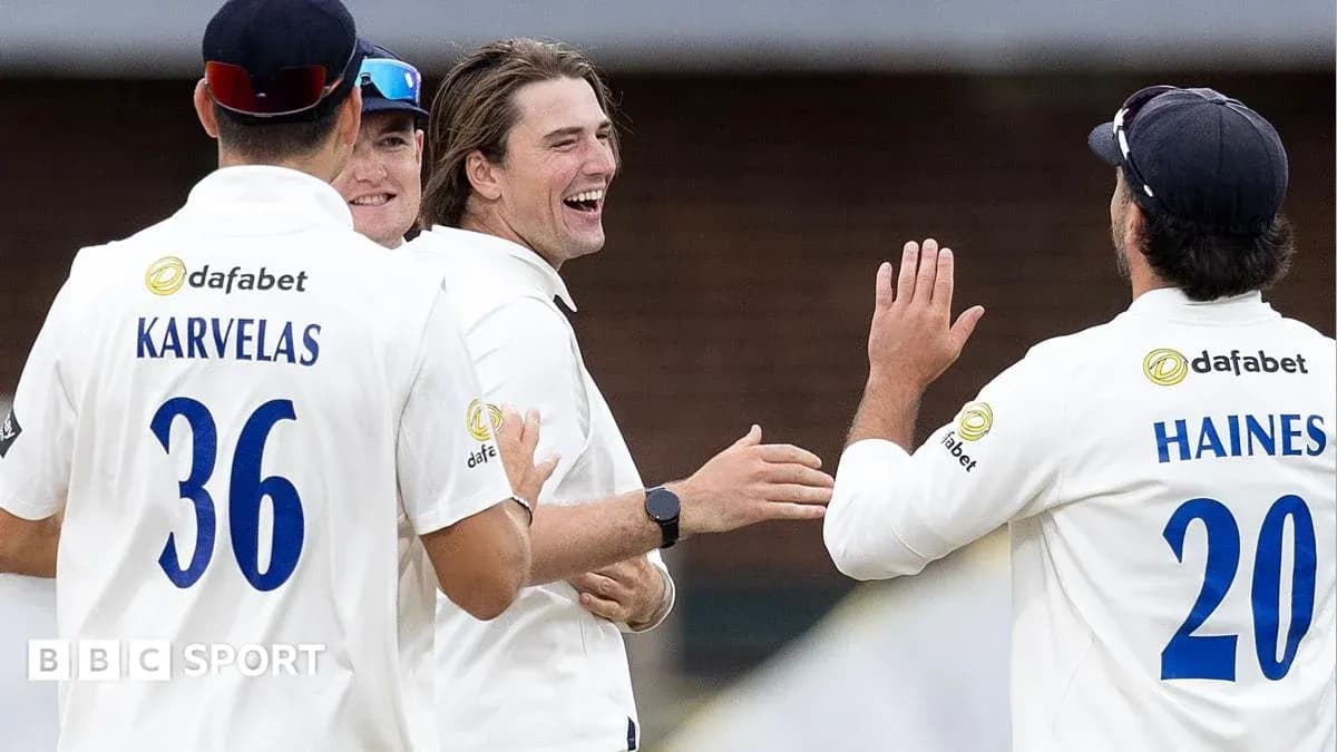 Joueurs célébrant un wicket lors d'un match de cricket