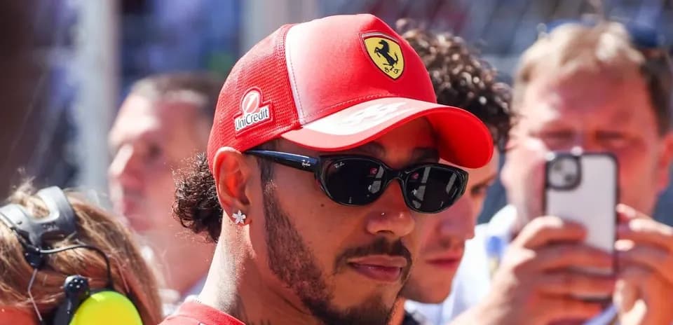 Homme en casquette Ferrari portant des lunettes de soleil