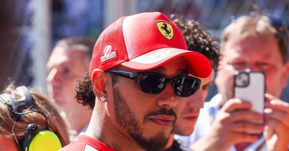 Homme en casquette Ferrari portant des lunettes de soleil