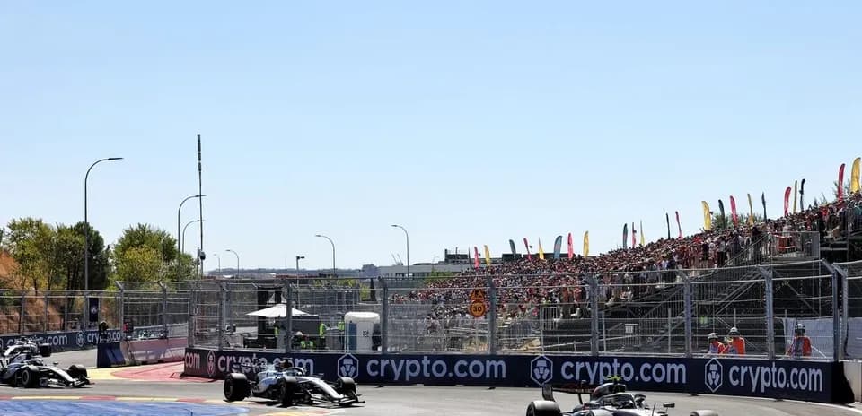 Voitures de Formule 1 en course sur circuit