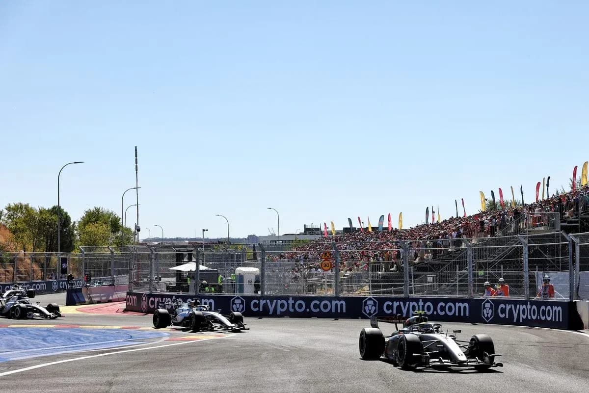 Voitures de Formule 1 en course sur circuit