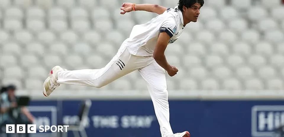 Joueur de cricket lançant la balle sur le terrain