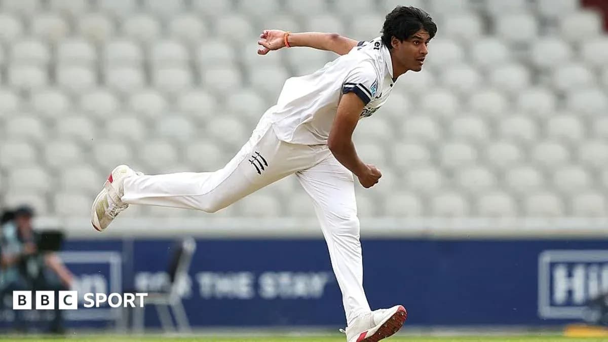 Joueur de cricket lançant la balle sur le terrain