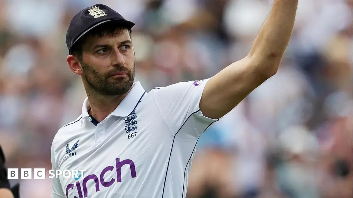 Joueur de cricket anglais levant la main en signe d'approbation
