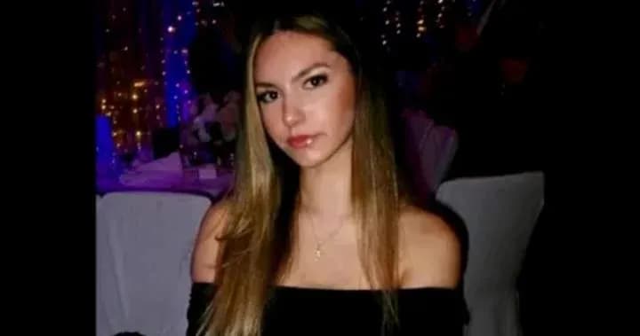 Femme assise avec une robe noire lors d'un événement
