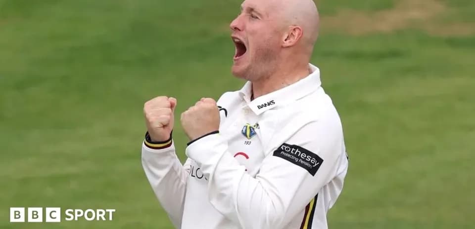 Joueur de cricket célébrant une prise réussie