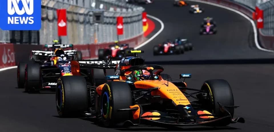 Voiture de F1 McLaren en course sur circuit