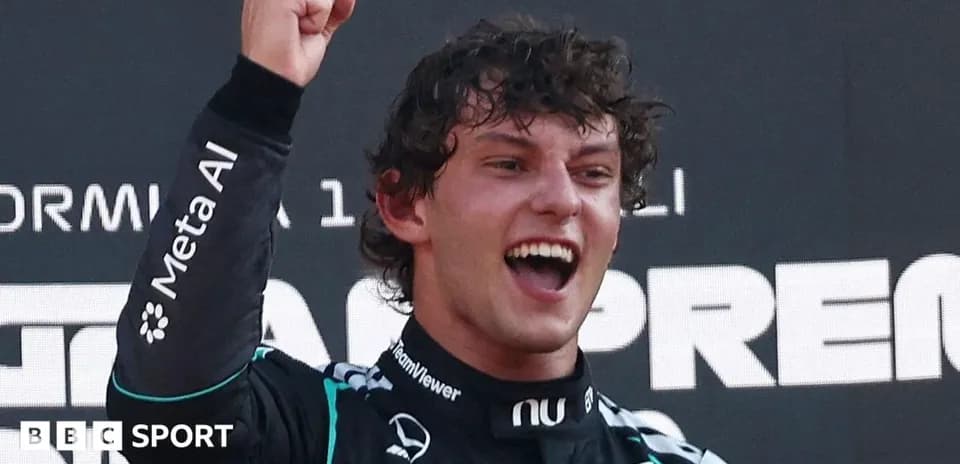Pilote célébrant sur le podium après la victoire