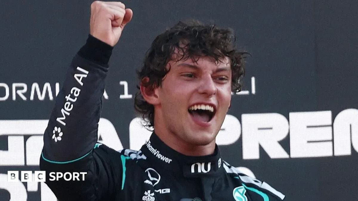 Pilote célébrant sur le podium après la victoire