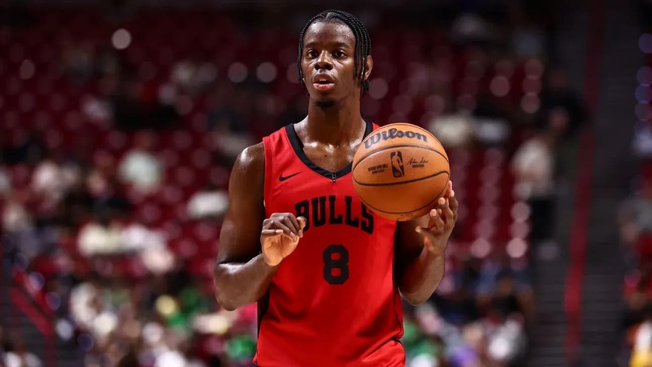 Joueur des Bulls tenant un ballon de basket