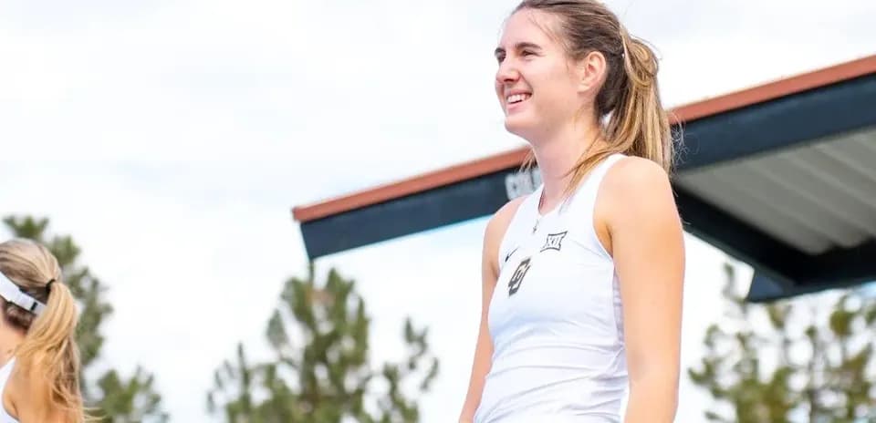 Joueuse de tennis sur le podium après un match