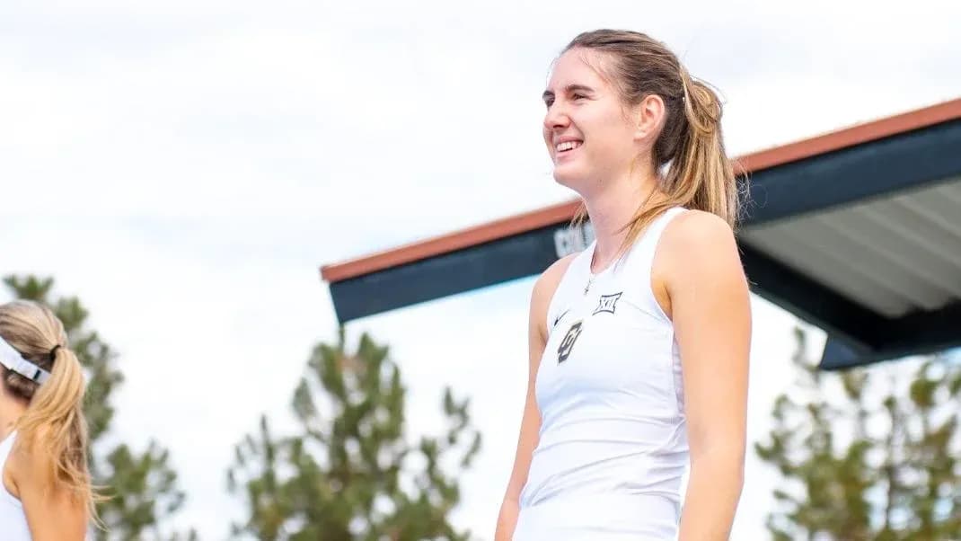 Joueuse de tennis sur le podium après un match