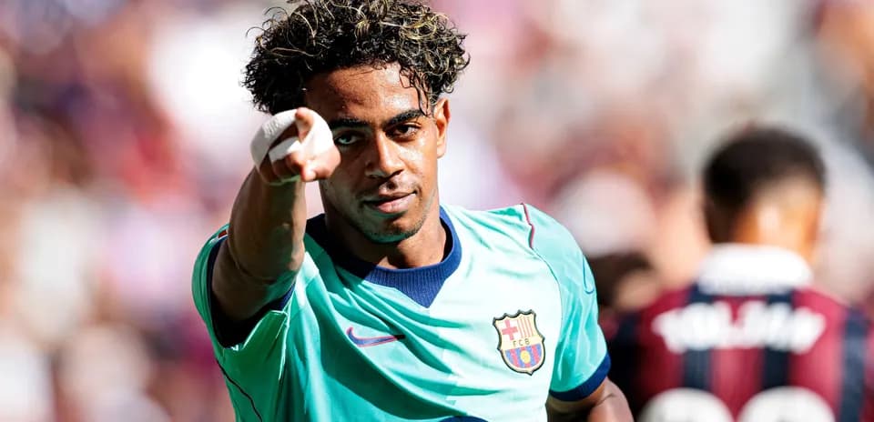 Joueur du FC Barcelone célébrant un but sur le terrain