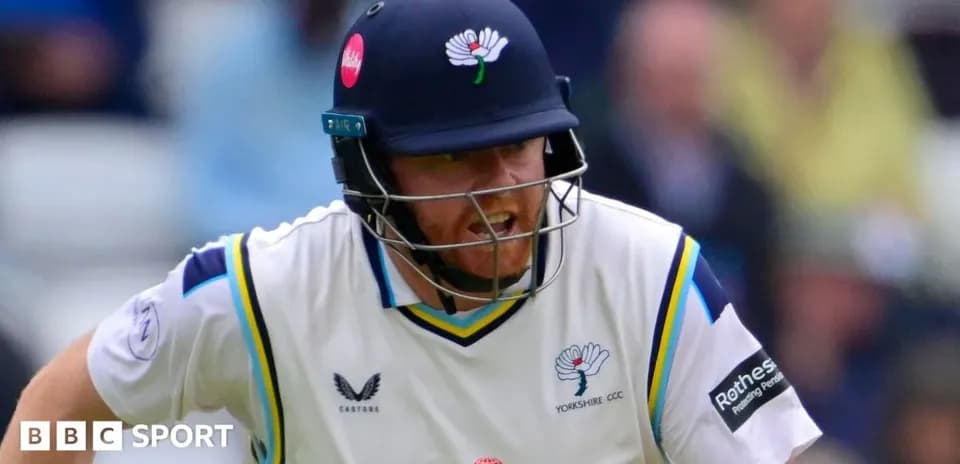 Joueur de cricket de Yorkshire en action sur le terrain