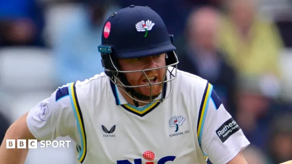 Joueur de cricket de Yorkshire en action sur le terrain