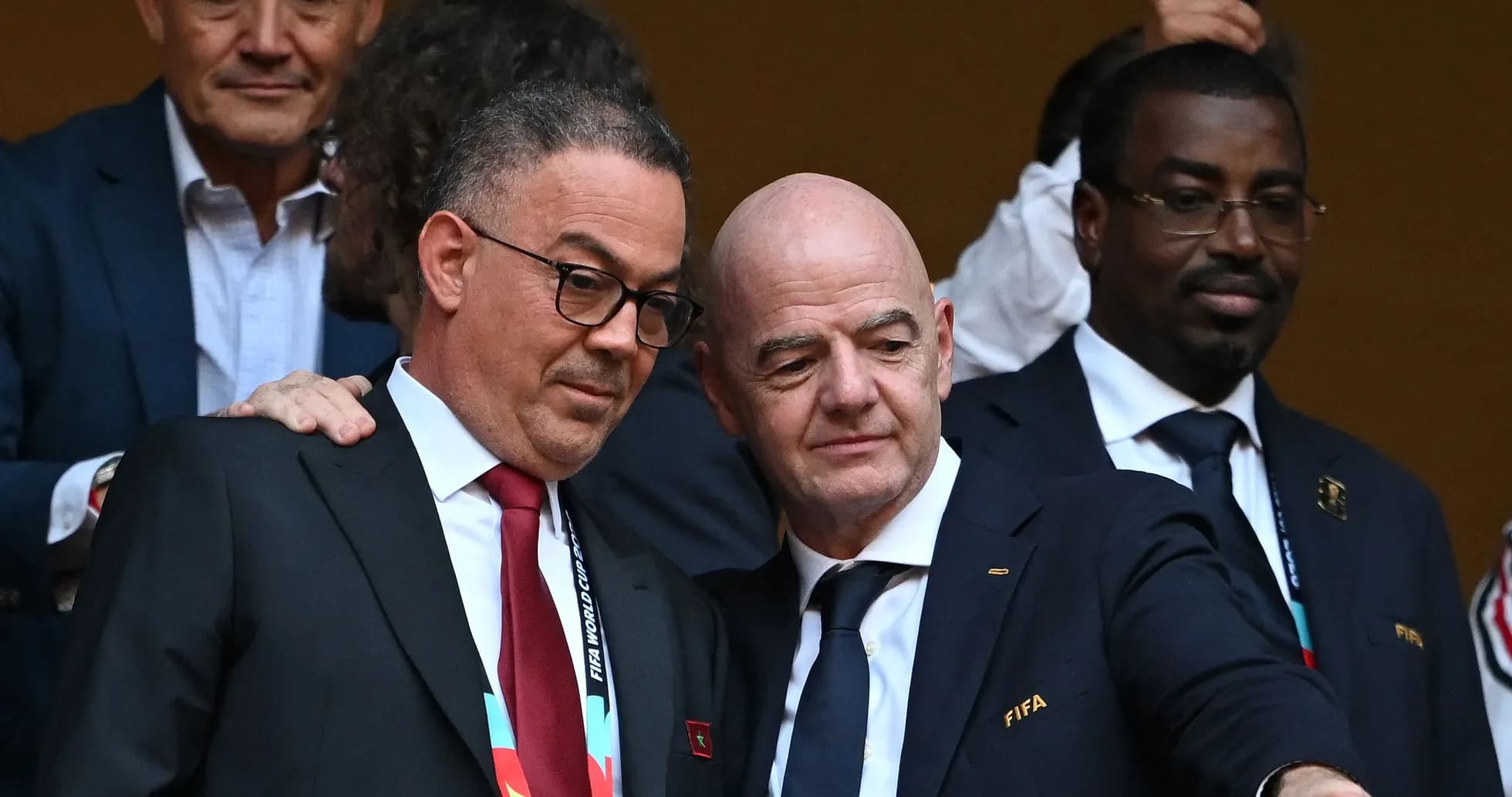 Dirigeants de la FIFA en discussion lors d'un événement