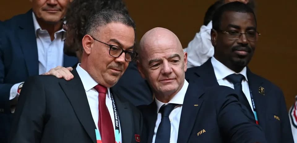 Dirigeants de la FIFA en discussion lors d'un événement
