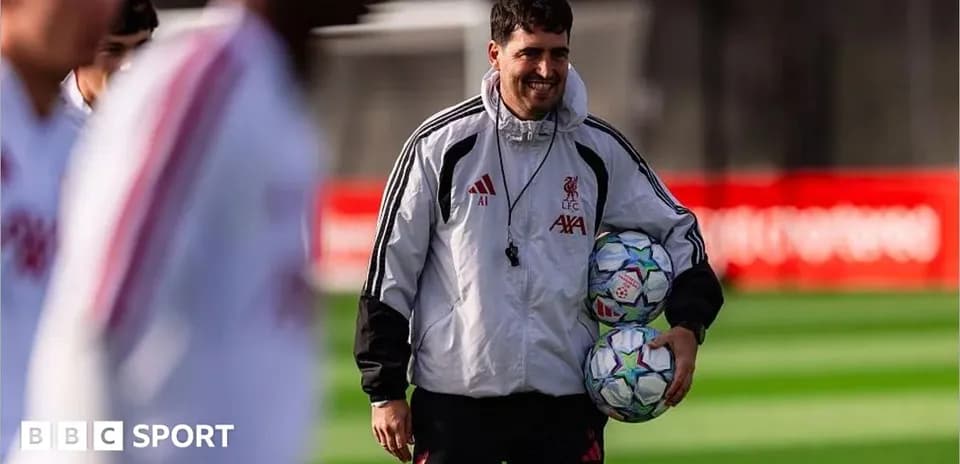 Entraîneur portant des ballons lors d'un entraînement