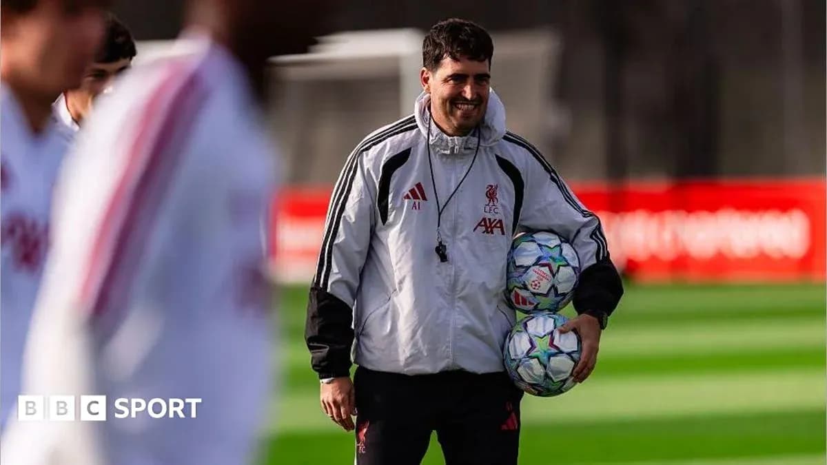 Entraîneur portant des ballons lors d'un entraînement