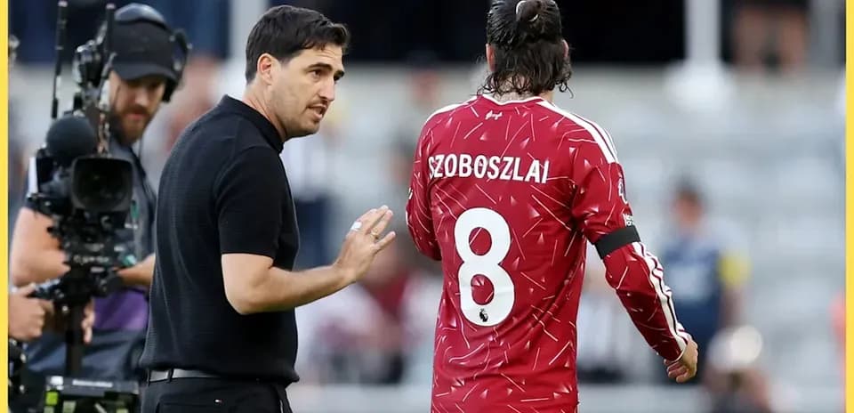 Entraîneur discutant avec un joueur sur le terrain