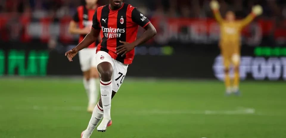 Joueur du Milan AC dribblant avec le ballon