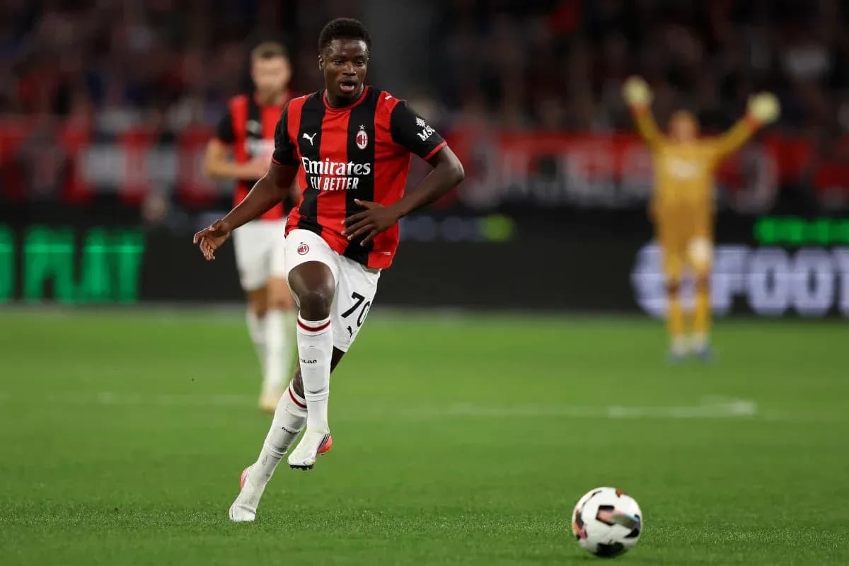 Joueur du Milan AC dribblant avec le ballon