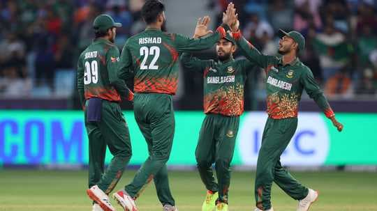 Joueurs du Bangladesh célébrant un wicket en équipe