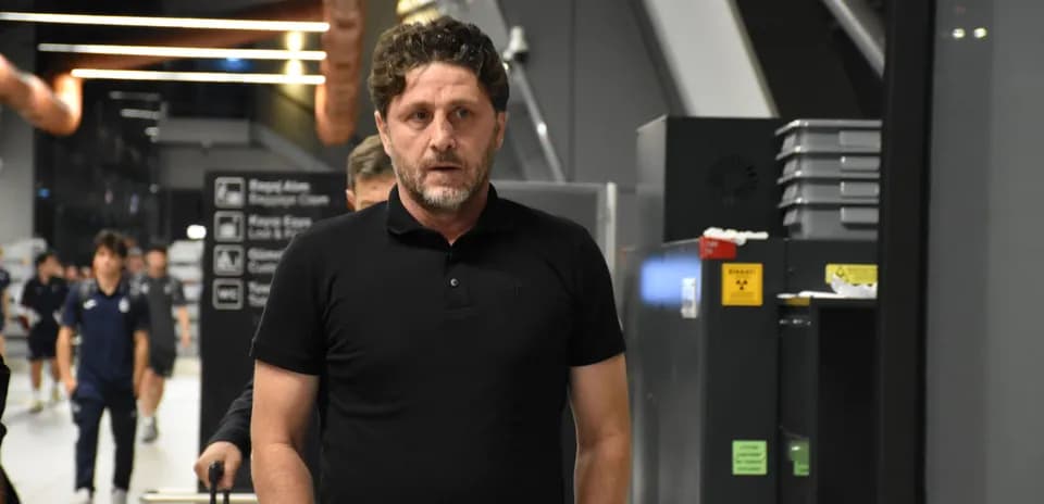 Un homme marchant dans un hall d'aéroport