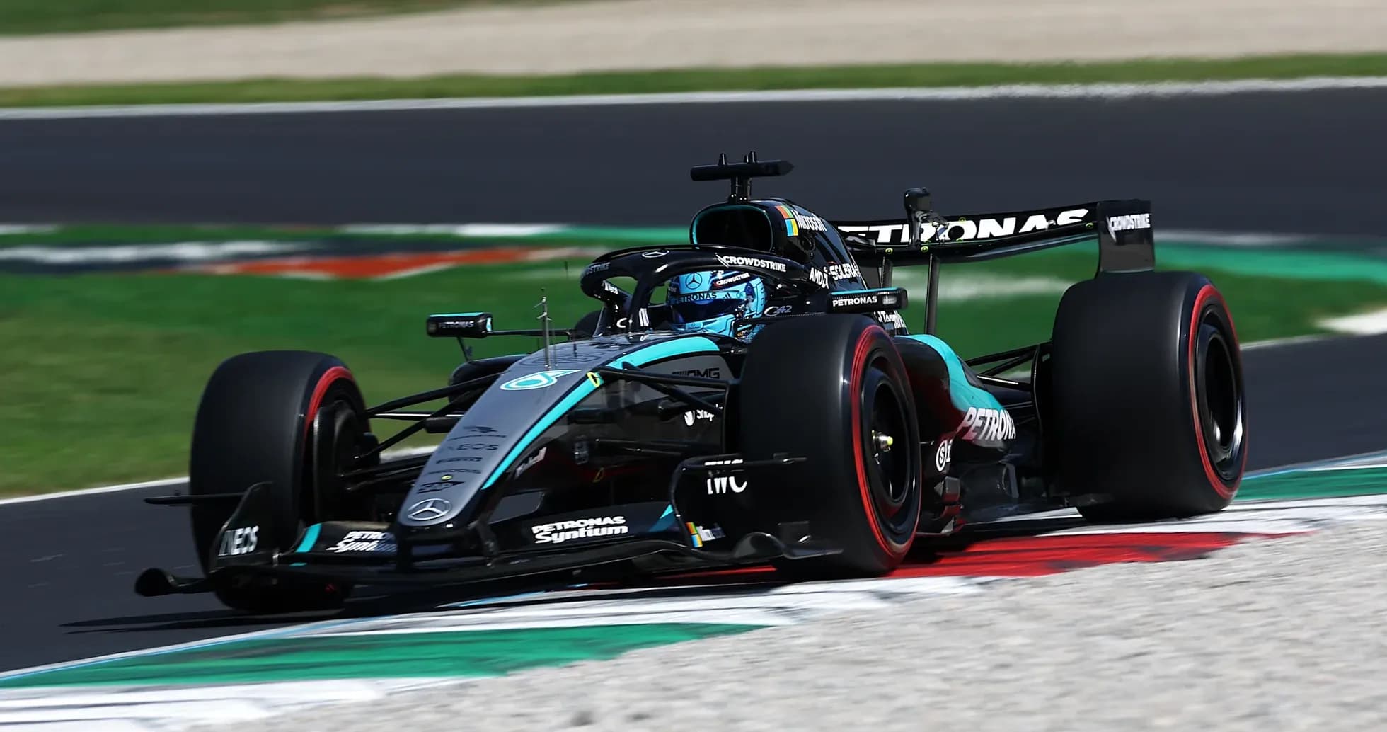 Voiture de Formule 1 Mercedes en pleine course