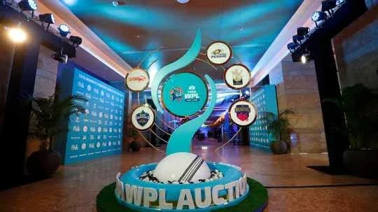 Décor de l'enchère WPL avec logos d'équipes