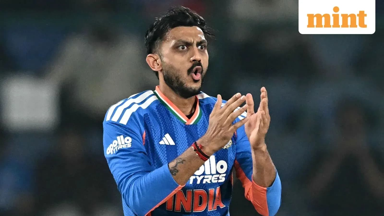Joueur indien applaudit lors d'un match de cricket