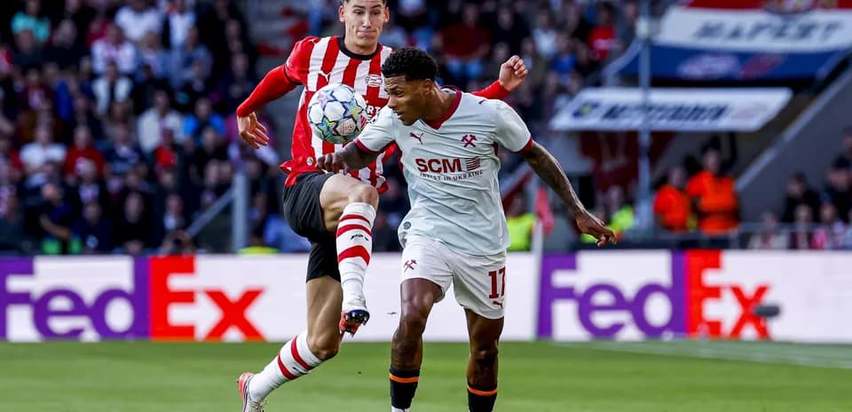 Joueur dribblant avec le ballon lors du match