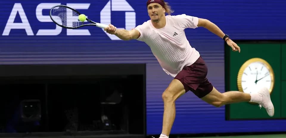 Joueur de tennis en train de frapper la balle