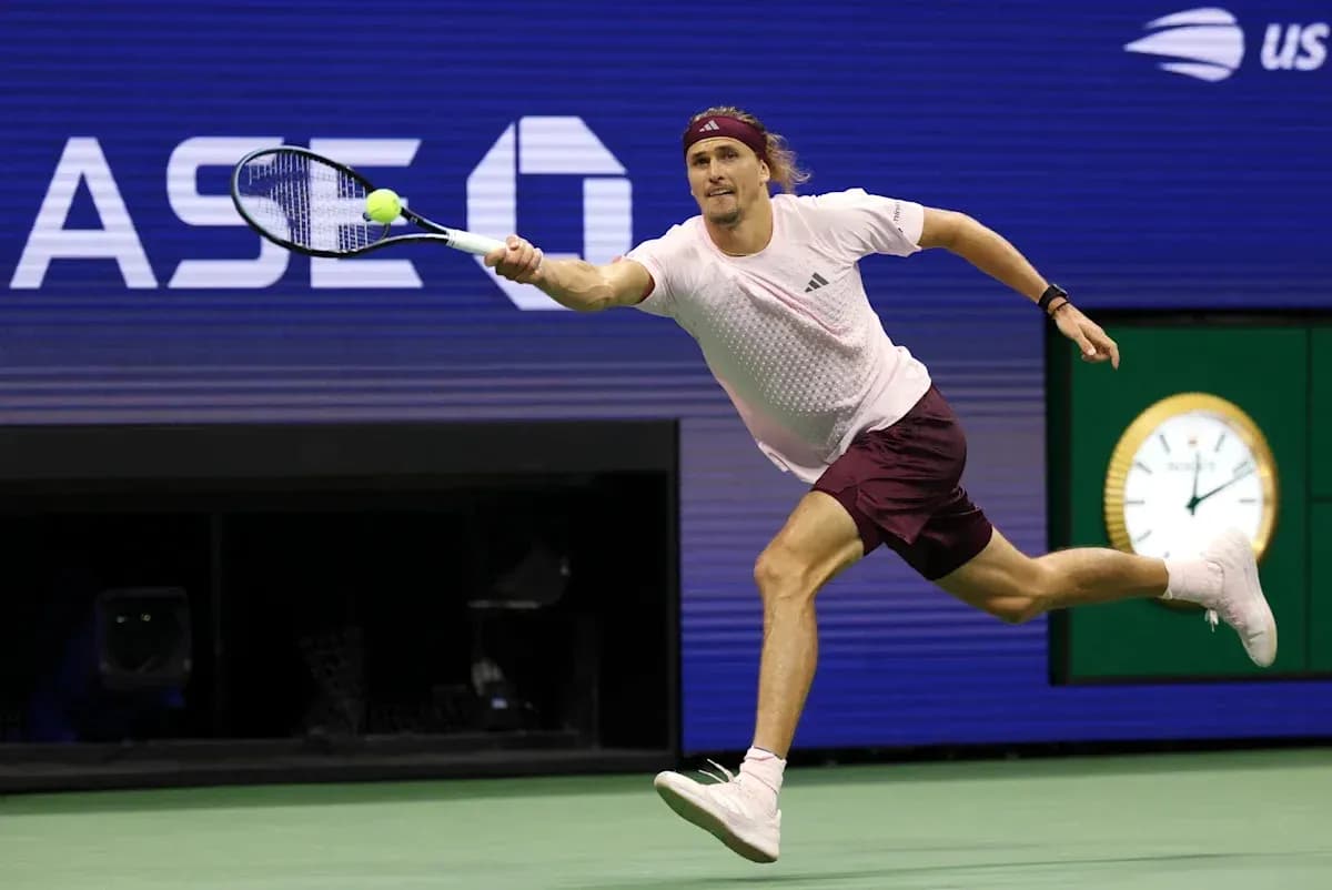 Joueur de tennis en train de frapper la balle