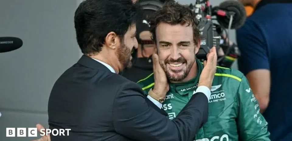 Fernando Alonso en discussion avec un officiel après la course