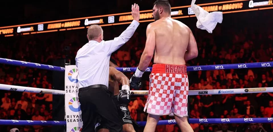 Arbitre arrêtant le combat de boxe Hrgovic