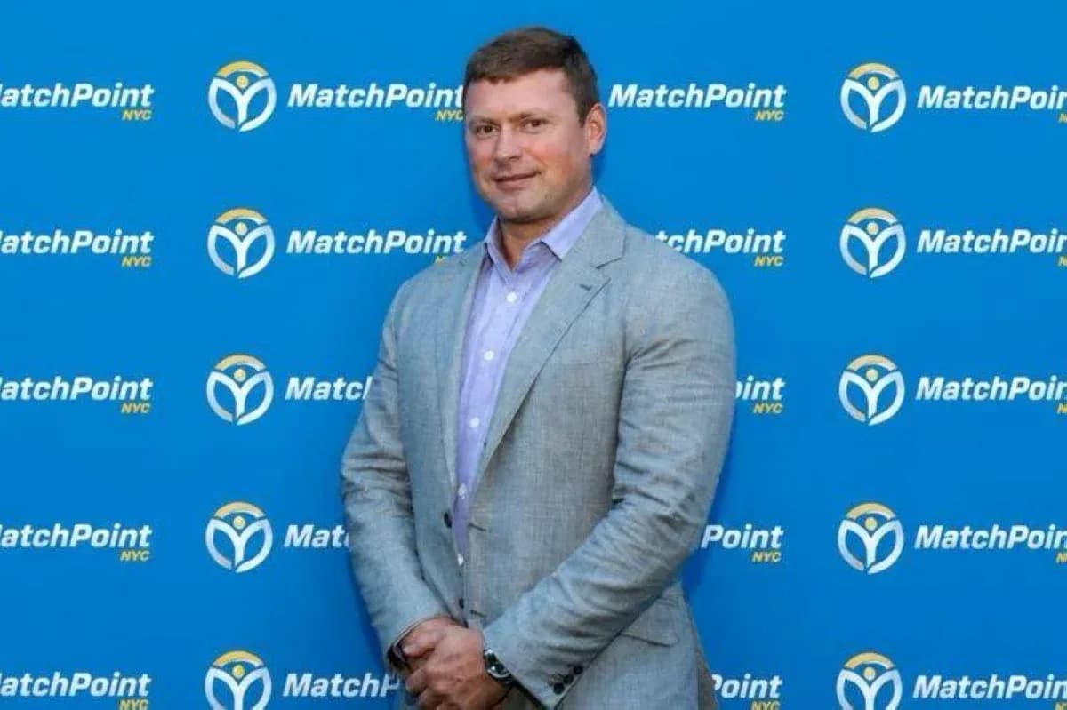 Homme posant devant un fond MatchPoint NYC