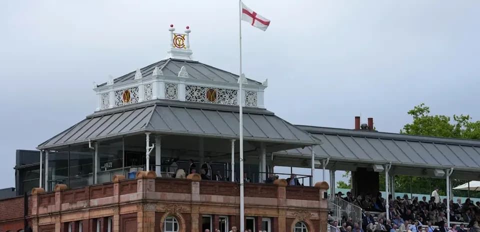 Tribune avec drapeau anglais et spectateurs assis