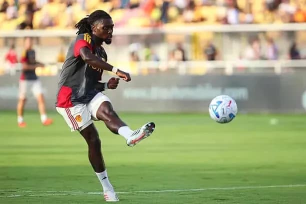Joueur en train de frapper le ballon à l'entraînement