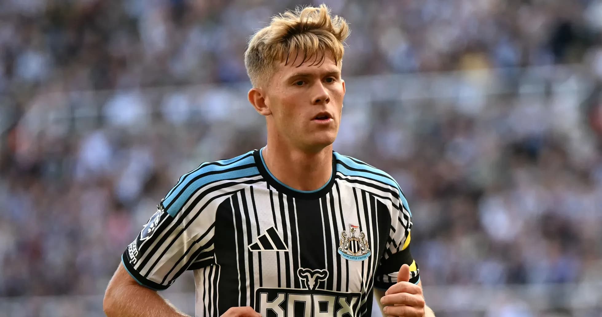 Joueur de Newcastle United en action sur le terrain