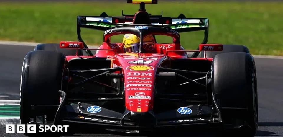 Voiture Ferrari sur circuit pendant une course