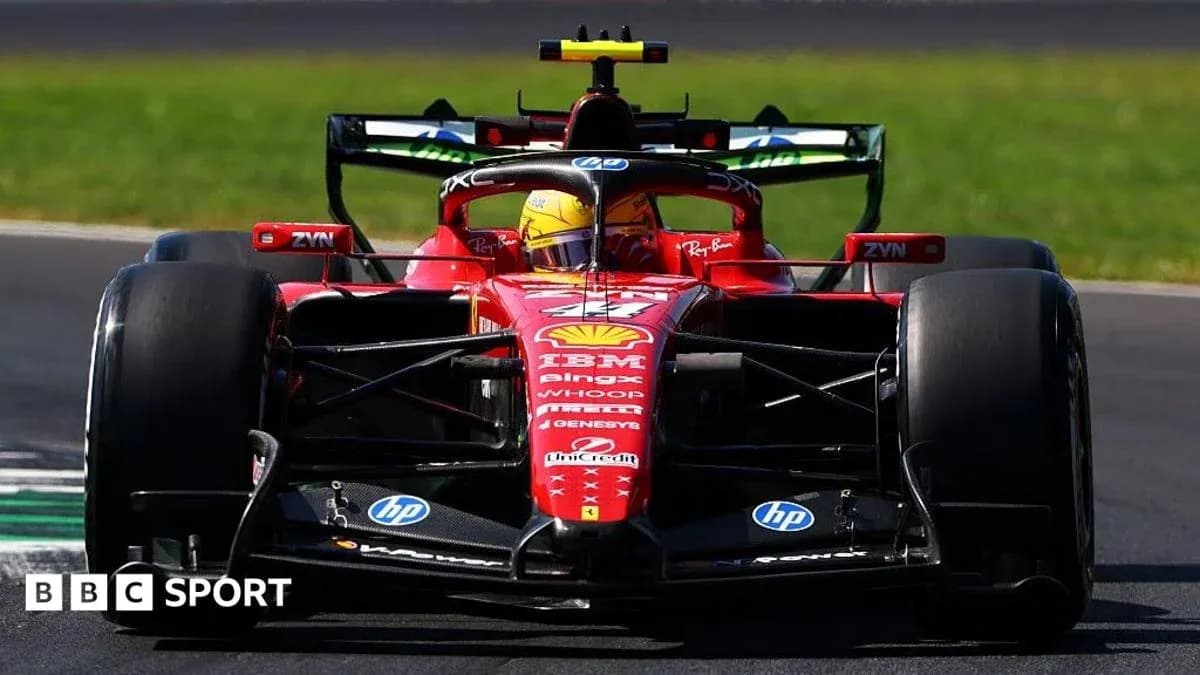 Voiture Ferrari sur circuit pendant une course