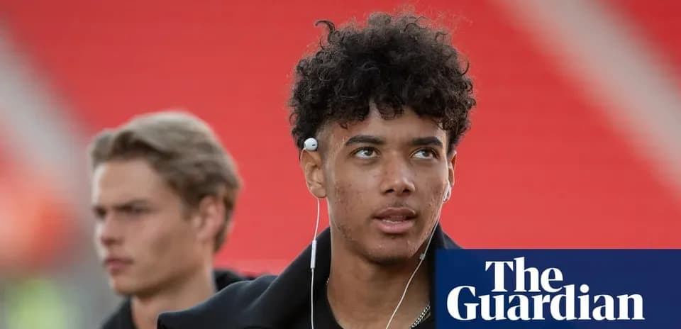 Jeune joueur portant des écouteurs avant le match