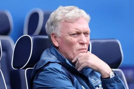 Entraîneur observant le match depuis le banc
