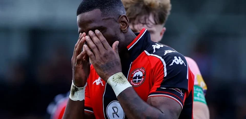 Joueur de football se tenant le visage en larmes