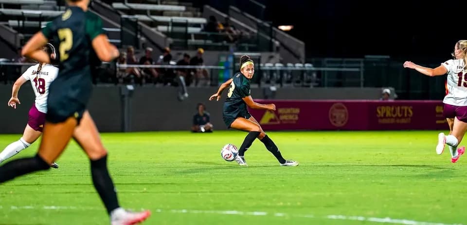 Joueuse dribblant le ballon lors d'un match de football