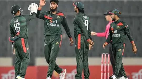Joueurs de cricket du Bangladesh célébrant un wicket