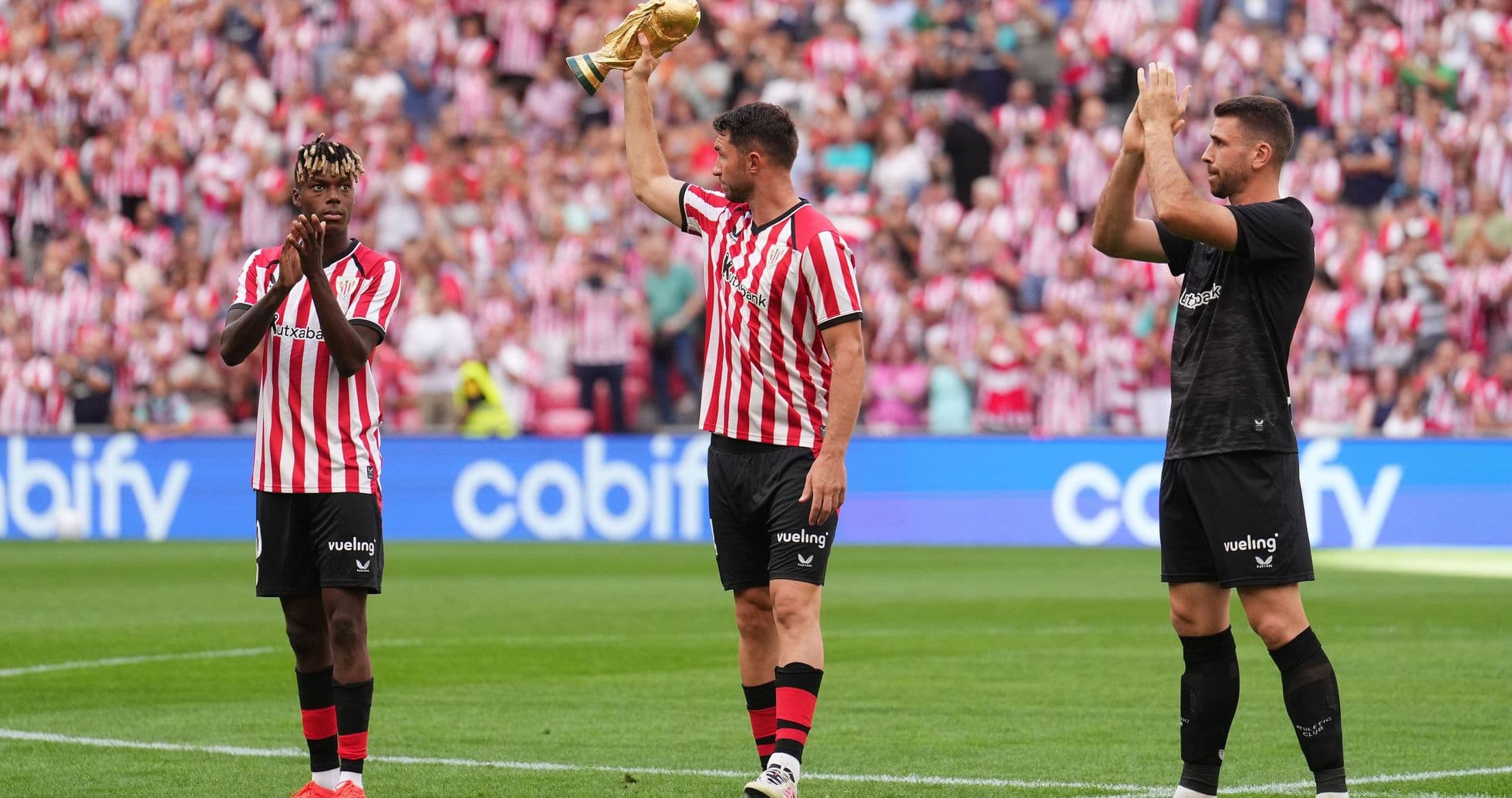 Joueurs d'Athletic Bilbao applaudissant avec le trophée