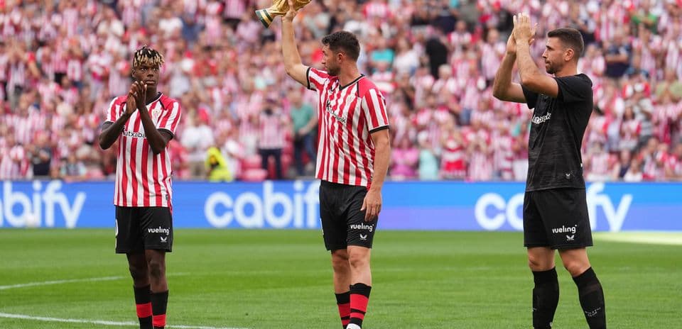 Joueurs d'Athletic Bilbao applaudissant avec le trophée