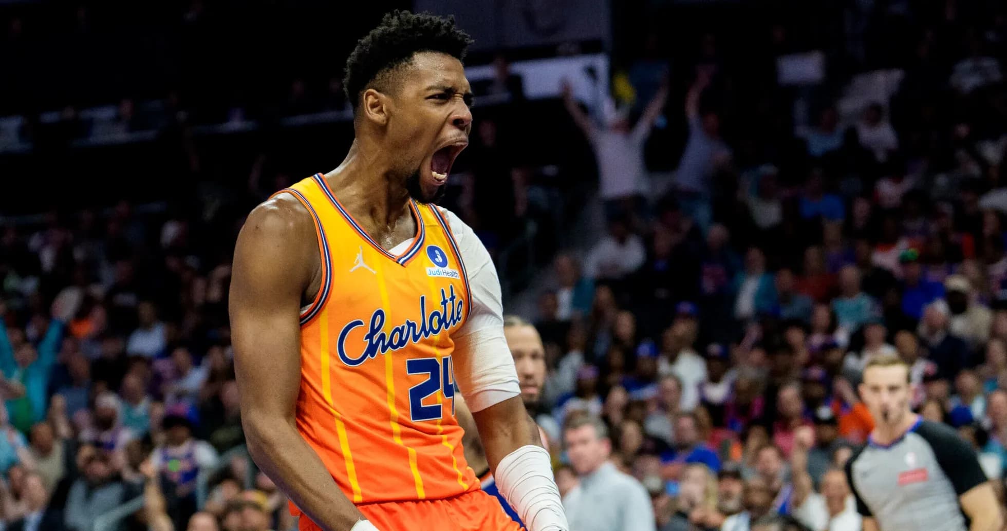 Joueur célébrant après un panier avec l'équipe Charlotte